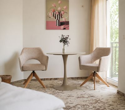 Doppelzimmer Standart mit Balkon und einer Sitzecke